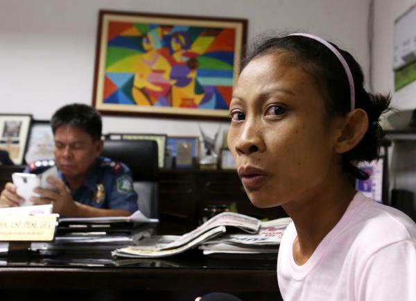 Jenalyn Soon (left) explains in the office of Sr. Supt. Armando Radoc of the Lapu-Lapu police, how she knew her live-in partner Ruben Fernandez had a hand in the murder of 17-year-old student Karen Kaye Montebon, a family friend. (CDN PHOTO/ JUNJIE MENDOZA)