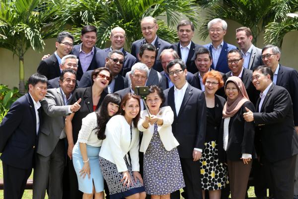 APEC SELFIE. Official of the 21 Asia-Pacific Economic Cooperation (APEC) members economies, including the Philippines, pose with Foreign Affairs Undersecretary Laura del Rosario, (center, front row) for a selfie at the Radisson Blu Cebu garden. The officials (from left to right from row) are Quynh Mai Pham, Vietnam; Paulina Nazal, Chile; Susan Gregson, Canada; Raul Salazar-Cosio; Tan Jian, China; Alison Mann, New Zealand and Datin Che Mazni Che Wook, Malaysia. (From left to right, second row) Carlos Penira, Mexico; Dato Paduka Jock Hoi Lim, Brunie; Pei Hyung Hsu, Chinese Tapei; Ivan Pomeleufo, Philippines (Department of Trade and Industry); Benyamin Camadi, Indonesia; Mak Ching Yu, Hong Kong; and Chutintorn Sam Gongsakdi, Thailand. (From left to righ last row) Toshiyuki Sakamoto, Japan (Minisstry of Economy, Trade and Industry); Ark-Boon Lee, Singapore; Matthew John Matthews, US; Alan Bollard, APEC Secretariat; Valery Sorokin, Russia; Taeho Lee, Korea; and Brendan, Berne, Australia. (CDN PHOTO/ JUNJIE MENDOZA)