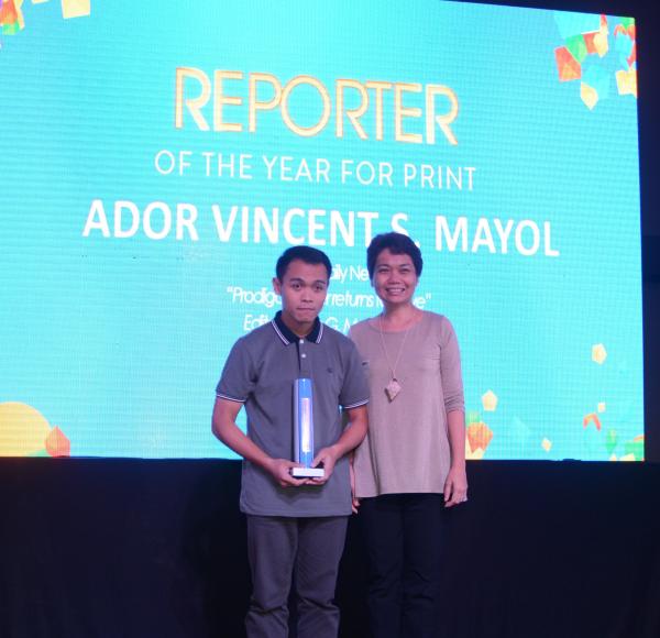 Senior Reporter Ador Mayol is this year's Globe Media Excellence Awardee for  Reporter of the Year. He is with CDN Publisher Eileen Mangubat. (CDN PHOTO/ CHRISTIAN MANINGO)
