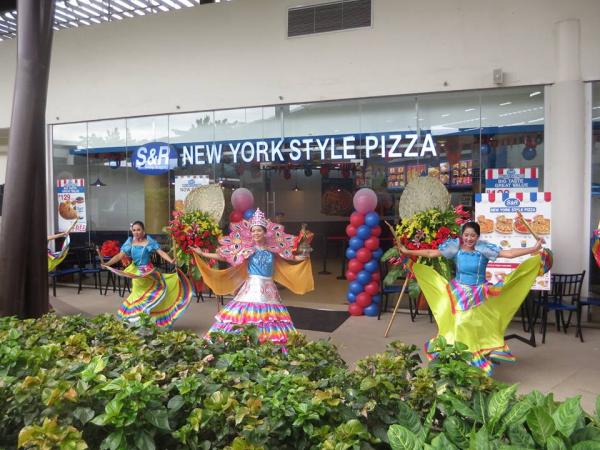 S & R's New York Style Pizza Parlor opens in Ayala Center Mall. (CDN PHOTO/ DOMINIC YLAGAN)