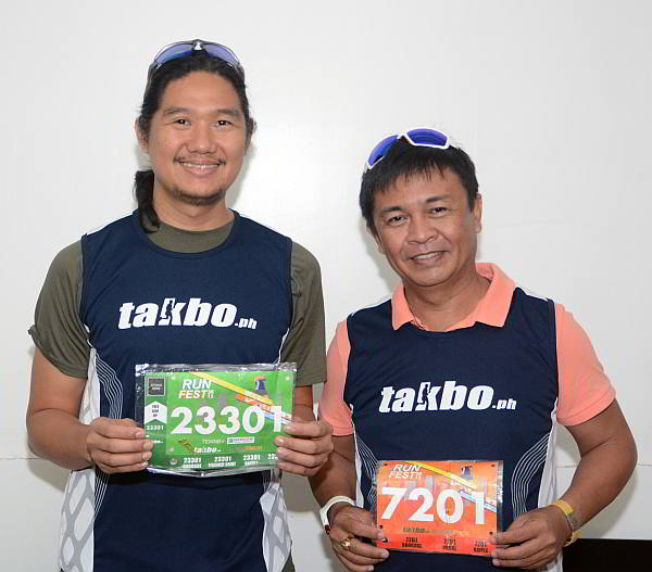Takbo.ph founder Jinoe Gavan (left) and race director Joel Juarez show off the race bib for the upcoming Takbo.ph Runfest on Sept. 27.  (CDN PHOTO/CHRISTIAN MANINGO)