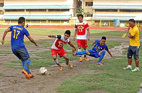 Booters from the University of Cebu and University of San Jose-Recoletos battle for the ball in yesterday’s action of the Cesafi football tournament at the Cebu City Sports Center football pitch. (CDN PHOTO/LITO TECSON)