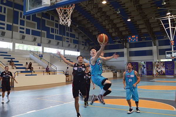 Erick Yu of Filmon Finishing Studio drives past the defenders of Caltex Delo, which essayed a 63-54 win over the former in Division B action of the SHAABAA tournament.  (Contributed photo)