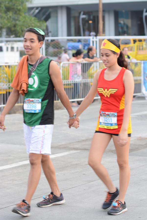 A young couple holds hands while taking a breather during the Justice League Run Cebu leg. (CDN PHOTO/ CHRISTIAN MANINGO)