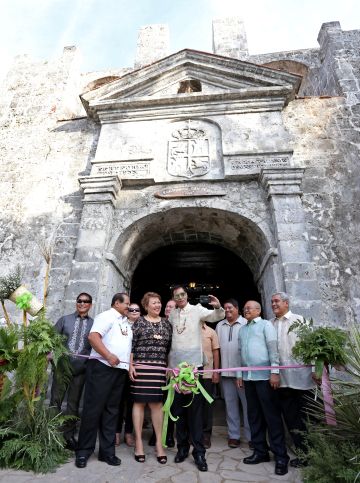 TURN OVER OF PORT SAN PEDRO/OCT. 27, 2015: Cebu City mayor Michael Rama (center) do selfie with Hon. Maria Serena I. Diokno, (3rd from left) Chairperson of the National Heritage Commission of the Philippines (NHCP) and Hon. Ludovico D. Badoy (2nd from left), NHCP Executive Director III before cutting the ceremonial ribbon then followed by a MOA signing for the turn over of the fully restured Port San Pedro. (CDN PHOTO/JUNJIE MENDOZA)