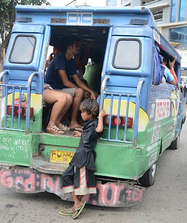 SILOY IS WATCHING/OCT. 17, 2015 A kid singing christmas carol outside a jeepney plying the Urgellio route.(CDN PHOTO/CHRISTIAN MANINGO)