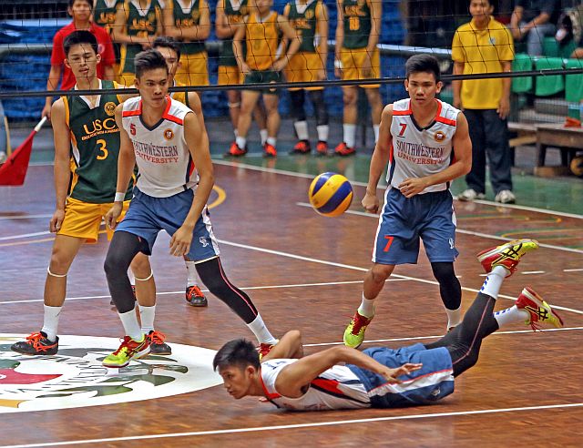 CESAFI 2015 VOLLEYBALL FINALS 1ST GAME/OCT.17,2015:SWU Cobras manage to dive the ball from USC Warriors spikers during their game in CESAFI 2015 Volleyball finals 1st game at San Carlos gym.(CDN PHOTO/LITO TECSON)
