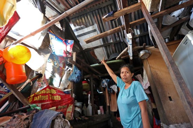 DAMAGE HOUSE CUASE BY STRONG WIND AND WAVES/OCT. 20, 2015: Aurelia Baculpo 50 of sitio Litmon barangay Dumlog Talisay City shows her damage house which she put a used tarpaulin after it hits a strong wind and sea waves.(CDN PHOTO/JUNJIE MENDOZA)