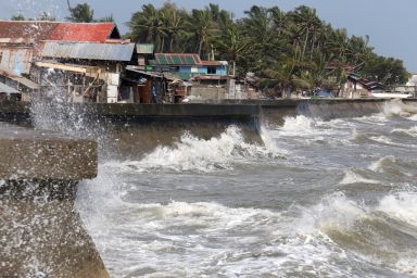 SEAWALE DAMAGE BY WAVES/OCT. 20, 2015: Even if its a low tide huge waves struct the Seawale at sitio Litmon barangay Dumlog Talisay brought by Typhoon Lando some houses were also damage.(CDN PHOTO/JUNJIE MENDOZA)