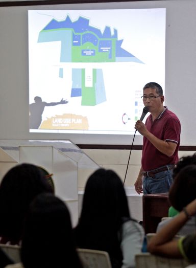 UP CONSULTATION/OCT. 23, 2015: University of the Philippines (UP) Cebu's Archt. Dioscoro Alesna presents the infrastructure projects in the campus before students during the consultation with the students.(CDN PHOTO/JUNJIE MENDOZA)