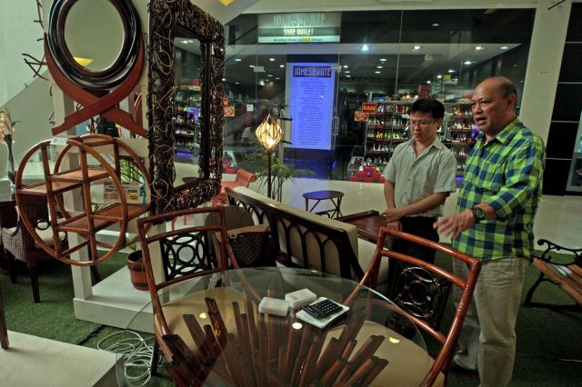 COOP EXHIBITS/OCT 22,2015: Victor Comerus, Mandaue City Cooperative Development officer (right) shows Parck Mall general manager Neil Co the coops products displayed on their mall for free. (CDN PHOTO/TONEE DESPOJO)