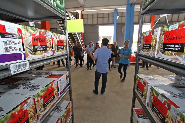 An executive of Lazada Cebu tours the media on its newly opened Lazada Cebu hub in Maguikay, Mandaue City.