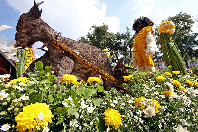 CEBU CITY FLOWER FESTIVAL/OCT. 12, 2015: Colorful flowers cover the float and a Carabao shape on the float of Barangay Budla-an one of the floats participated in the launching of Cebu City flower festival in Plaza Sugbu.(CDN PHOTO/JUNJIE MENDOZA)