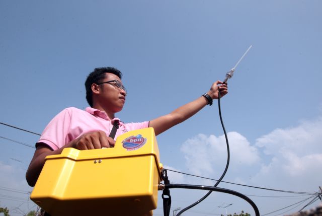 HAZE?;OCT 23,2015: Arthur Nino Calupig, DENR environmental management specialist uses an instrumrnt to determine the foggy arround Cebu. (CDN PHOTO/TONEE DESPOJO)