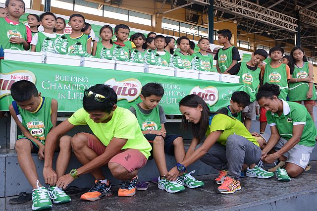 MILO'S REACHES OUT TO CEBU CITY GRASSROOTS RUN PROGRAM/OCT. 10, 2015 Nestle Milo gives away shoes to the Cebu City Grassroots run program. (l-r) Coach John  Philip Dueñas; Mary Joy Tabal - Marathon Queen and Coach Rio dela Cruz. (CDN PHOTO/CHRISTIAN MANINGO)