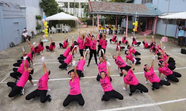 Inmates from the female dormitory of the Cebu City Jail shows off their dancing prowess. (CDN PHOTO/JUNJIE MENDOZA)