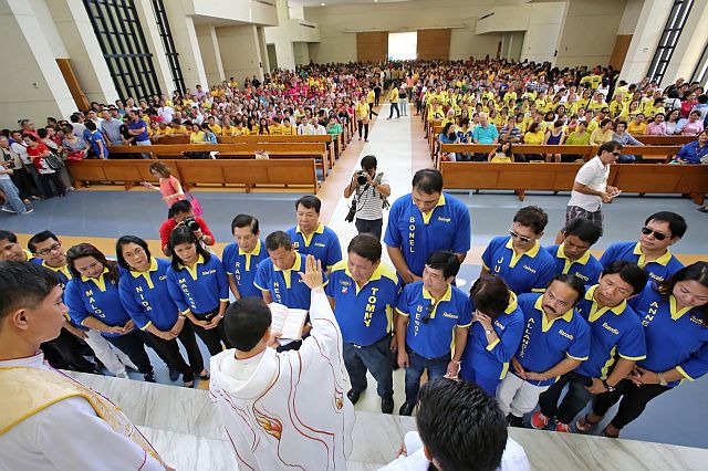 BOPK PROCLAMATION/OCT. 12, 2015: Msgr. Boy Alesna (center back to camera) and Msgr. Vicente Tupas (left) rector of Chapel of Saint Pedro Calungsod in SRP SM  blesses members of the Bando Osmeña Pondok Kauswagon (BOPK) headed by mayoralty candidate Tomas Osmeña (center)before their hundreds of supporter during the thanks giving mass for the proclamation of BOPK complete slate in St. Pedro Calungsod Chapel at the South Road Properties.(CDN PHOTO/JUNJIE MENDOZA)