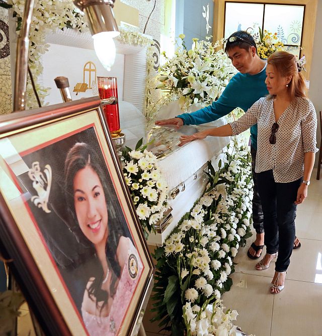 RIZZINI GOMEZ WAKE/OCT.14,2015:Couple Former PBA and Coach Rhoel Gomez and wife Lalaine Lopez Gomez watch her daugther Rizzini Gomez the raining Miss Tourism Intenational inside her coffin who died of a cancer the other day and her at St. Peters Funeral homes in Mandaue City.(CDN PHOTO/LITO TECSON)