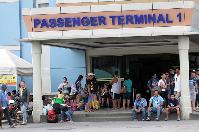 STRANDED/OCT. 17, 2015: Hundreds of passengers for Bohol and Leyte were stranded in Pier Terminal 1 after the Cuast Guard cancelled the trips of vessels below 250 GT cuase by a Gail warning.(CDN PHOTO/JUNJIE MENDOZA)