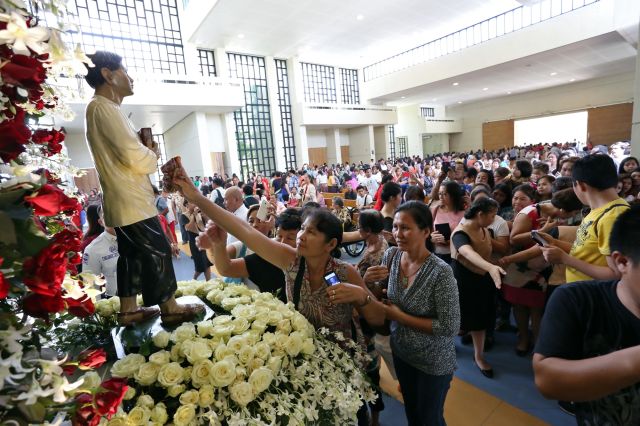 3RD CALUNGSOD FIESTA/OCT. 21, 2015: Hundreds of devotees of St. Pedro Calungsod line up to hold and pray the image of St. Pedro Calungsod as it celebrate his 3rd year canonization as saint in the Calungsod shrine at the compound of SM Seaside South Road Properties.(CDN PHOTO/JUNJIE MENDOZA)