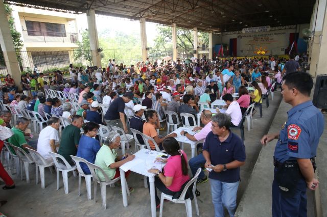SENIOR CITIZEN'S FINANCIAL ASSISTANCE/SEPT. 3, 2015: A police officer stand guard as Hundreds of Senior Citizens line up to collec their P2,000 financial assistance from the Cebu City government at the Mabolo Elementary School Cultural complex.(CDN PHOTO/JUNJIE MENDOZA)