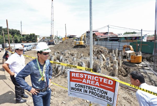 Cebu City mayor Michael Rama and Vice Mayor Edgardo Labella inspect the progress of the construction work of the new Cebu City Medical Center (CCMC) before they proceed to the first concrete pouring ceremony yesterday. (CDN PHOTO/JUNJIE MENDOZA)