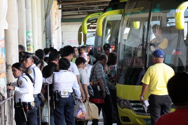 Passengers rush in to board their respective buses in the South Bus Terminal as they start going home to their towns of origin to observe All Saints' and All Souls' days. (CDN PHOTO/JUNJIE MENDOZA)