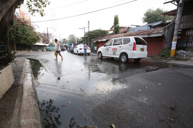 SILOY IS WATCHING: A dirty water overflows from a dranage at Sikatuna street barangay Pari-an. May be its time to clean the dranage. ATTENTION: BARANGAY PARI-AN AND DPS.