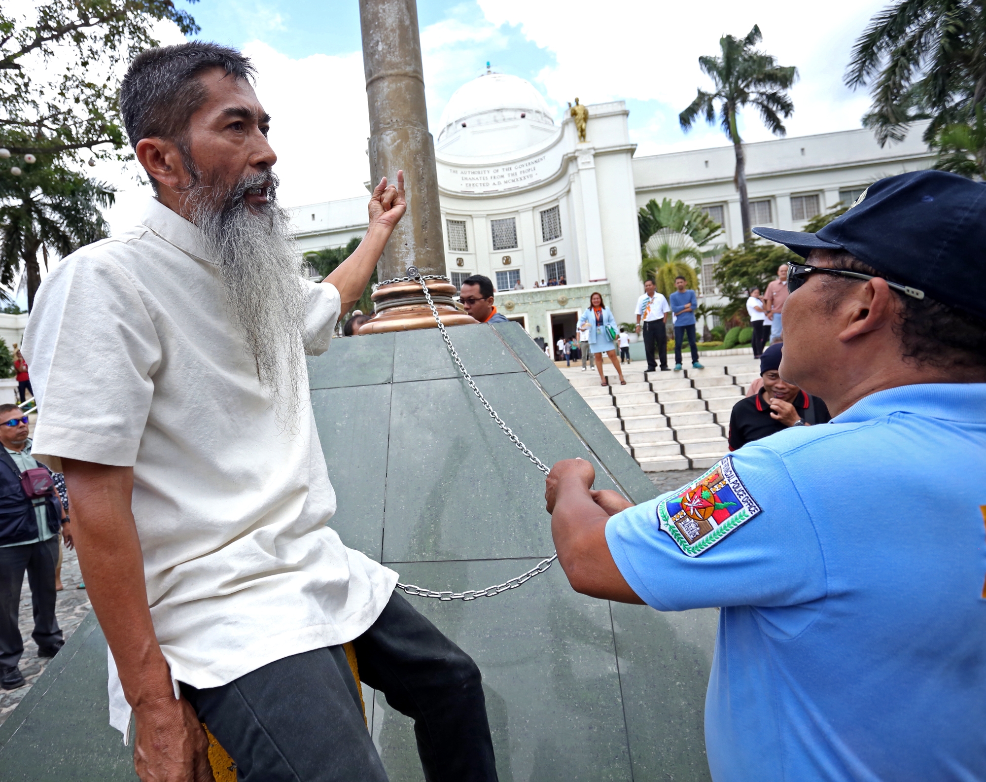 ERVIN GALLO OLIVEROS TIED HIMSELF CAPITOL FLAG POLE/OCT.06,2015:Ervin Gallo Oliveros talk to PO3 Eugene Amanence of Provicial Police detail at Capitol after he tied himself at Capitol flag pole.(CDN PHOTO/LITO TECSON)