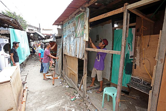 V RAMA DEMOLITION/OCT.19,2015:Demolition team demolish structures in sitio San Roque ESCO V Rama were a certain Atty. Mahinay claim his property and demolish the illegal structure in the area.(CDN PHOTO/LITO TECSON)