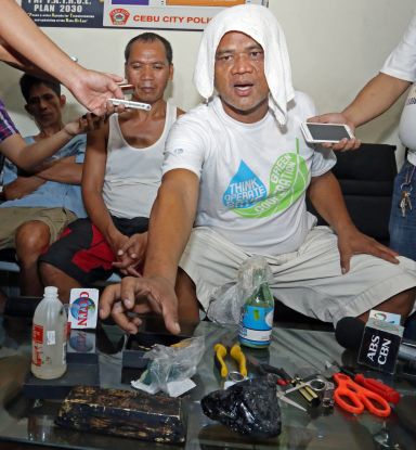 CIB ARRESTED ILLEGAL GOLD/OCT.21,2015:Romeo Malisi show to reporter the gold bars confiscated from them by CIB with him is Edgar Sab-pua and Robert Payan,(CDN PHOTO/LITO TECSON)