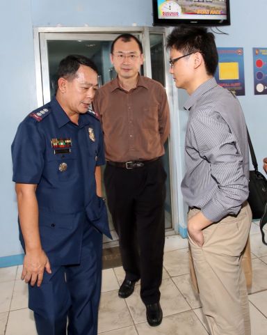 MANILA CONSUL-GENERAL VISIT THE SUSPECTS/OCT. 22, 2015: Police Senior Supt. Mariano Batiancela, Jr.(left) Cebu City Police Office (CCPO) welcome the arrival of Hon. Qui Jian (center) Chinese Consul-General to the Philippines and his staff to visit arrested Gou Jing and Li Qing Liang the suspects in the killing of Consul General Song Ronghua and Hui Li last Wednesday afternoon in Light House restaurant.(CDN PHOTO/JUNJIE MENDOZA)