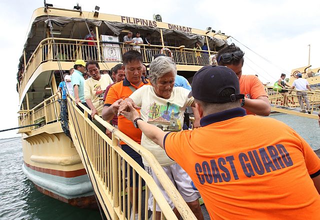 CHIEF MATE CUT FOOT FOR RESCUE/OCT. 17, 2015: Some of the 28 rescued passengers of a capsize MB Mansan disembark from MV Filipinas Dinagat of Cokaliong Shipping Lines. About 28 passengers were rescued by the crew and passengers of MV Filipinas Dinagat of Cokaliong Shipping Lines at the waters of Camotes and Lilo-an which is from Calituban Talibon Bohol to Pasil Fish port.(CDN PHOTO/JUNJIE MENDOZA)
