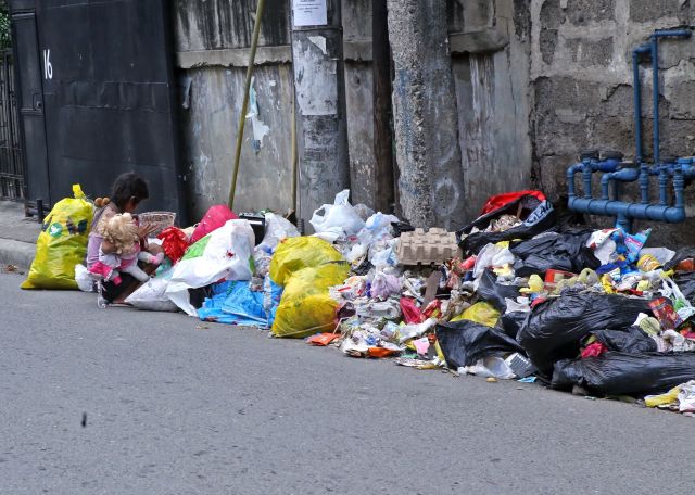 SILOYS WATCHING URGELLO STREET/SEPT.26,2015:Garbage in the street of Urgello were spotted by siloy uncollected.Attention Cebu City DPS onthese.(CDN PHOTO/LITO TECSON)