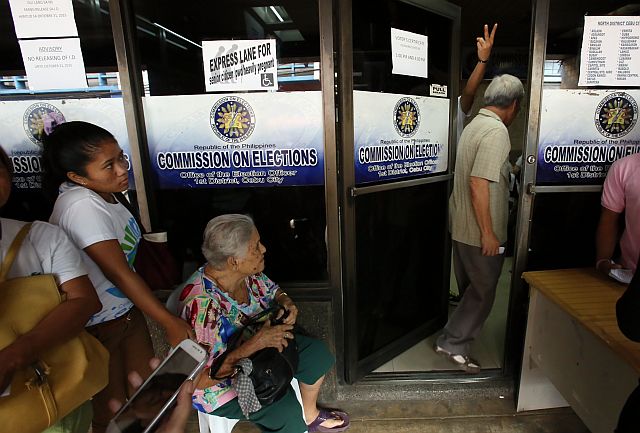 COMELEC REGISTRATION ASSUMED/OCT. 17, 2015: A Commission on Election personel inside the office signal for two more new registrant to enter the office to file as new voters as Comelec resumed thier registration yesterday.(CDN PHOTO/JUNJIE MENDOZA)