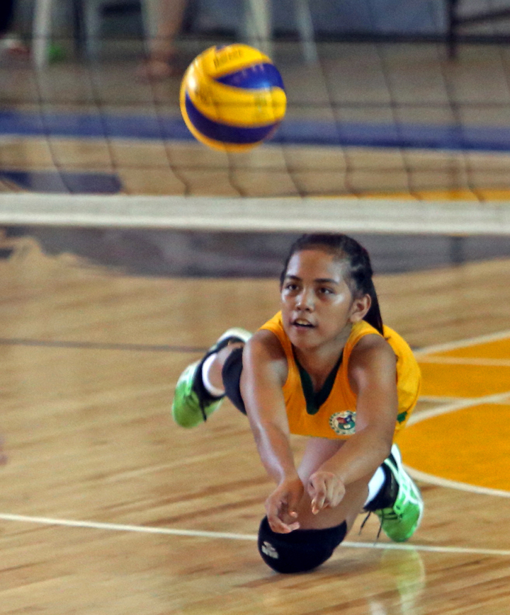 A University of San Carlos spiker stretches to save the ball in the secondary girls’ action of the 2015 Cesafi volleyball tournament at the USP-F Gym. CDN PHOTO/LITO TECSON