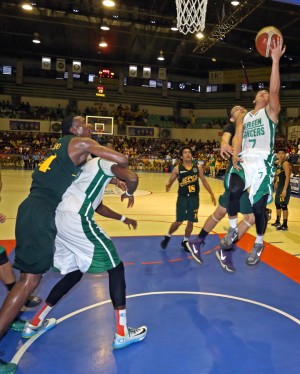 Alfred Codilla of UV drives strong to the basket against USC while Shooster Olago and Steve Akomo battle for rebounding position in Game 4 of the Cesafi men’s basketball finals at the Cebu Coliseum. CDN PHOTO/LITO TECSON