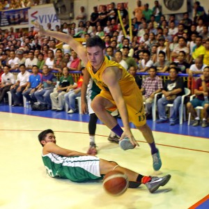 William McAloney of USC jumps over Arvie Cabanero of UV in Game 5 of the Cesafi finals.  CDN PHOTO/LITO TECSON