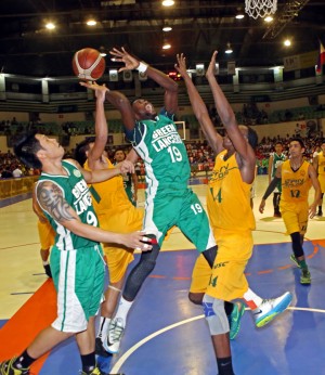 Steve Akomo of UV is smothered by the defense of USC’s Maverick Fitz Suarez and Shooster Olago in the Cesafi Men’s Finals at the Cebu Coliseum.  CDN PHOTO/LITO TECSON