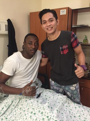 ALL IS WELL. USC’s Shooster Olago (left) and UV’s Jun Manzo give the thumbs up sign during the latter’s visit to the hospital, where the former is recovering from an abdominal strain. contributed photo