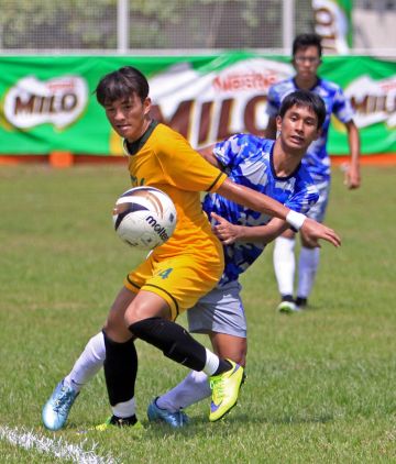 7TH MILO NATIONAL LITTLE OLYMPIC 2015 LAGUNA/OCT.24,2015:NCR booter try to control the ball against  Central Visayas booter during their game in secondary boys football of 7th MILO National Little Olympics in Sta. Cruz Laguna Sports complex.Central Visayas win the game. (CDN PHOTO/LITO TECSON)