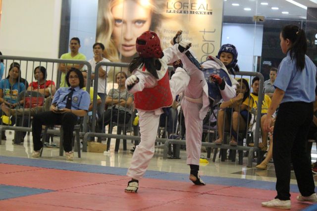 Jins from different schools compete in the Philippine Taekwondo League-Cebu tournament at SM City Consolacion. (CDN PHOTO/RABBONI BORBON)