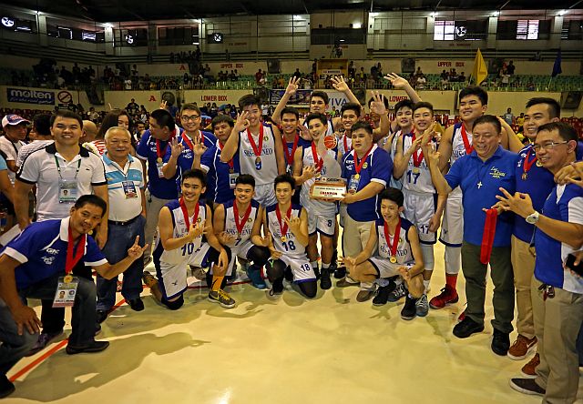 CESAFI 2015 BASKETBALL ATENEO VS UC JRS CHAMPIONSHIP/OCT.10,2015:SHS-Ateneo Magis Eagle pose for a photo opps after they win the Championship game against UC Baby Web Masters of the CESAFI 2015 at Cebu Coliseum.(CDN PHOTO/LITO TECSON)