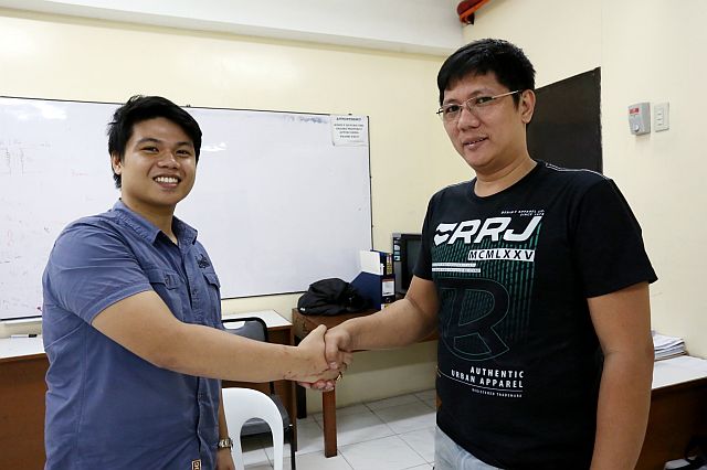 MECHANICAL ENGINEERING TOP NOTCHER/OCT. 10, 2015: Micah Arceño of University of Cebu Engineering students had all the reson to smile as he is congratulate by his review instructor Rodel Noval after he pass number one in the Mechanical Engineering licensure board examination.(CDN PHOTO/JUNJIE MENDOZA)