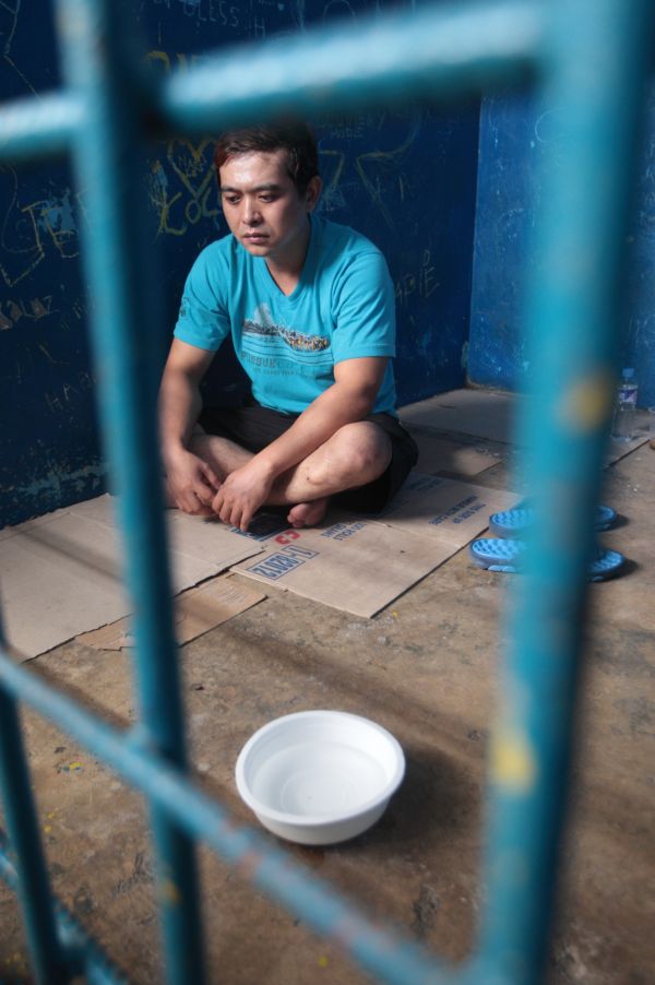 Taiwanese national Chao Ching Hung has had no visitor in the detention cell of the Lapu-Lapu City Police Station where he spent the night. He faces trial for illegal possession of firearms. (CDN PHOTO/TONEE DESPOJO)