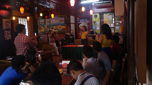 LP senatorial candidate Risa Hontiveros speaks before youth, labor and LGBT sectors in Cebu. (CDN PHOTO/ JULI ANN SIBI)