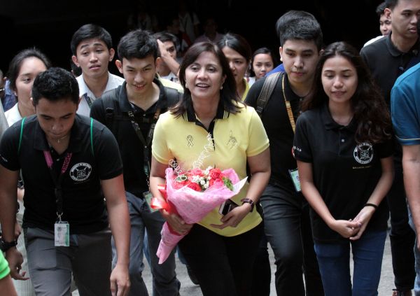 Rep. Leni Robredo is welcomed by students at the USC Main Campus where she talked about the rewards of "alternative lawyering" by serving marginalized sectors instead of paying clients.
