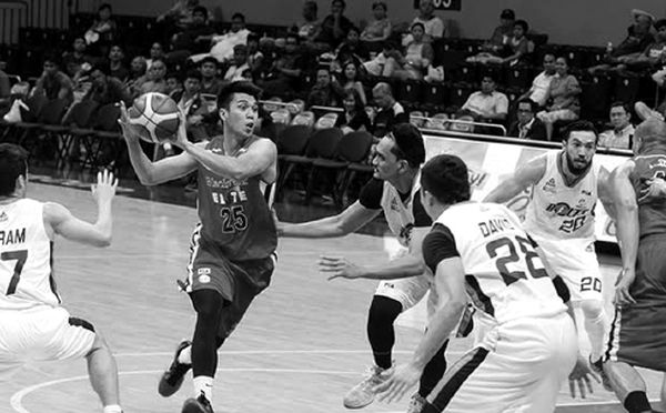 A Blackwater player slices through the paint against a phalanx of Meralco defenders.