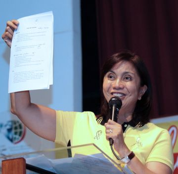 Rep. Leni Robredo holds up a copy of the agenda of different sectors including the urban poor, youths, BPO workers and farmers. (CDN PHOTO/JUNJIE MENDOZA)