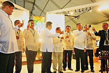 Rep. Luigi Quisumbing (left), Mandaue City Mayor Jonas Cortes (3rd from left), and Mandaue City Chamber of Commerce and Industry president Donato Busa (right) lead the ceremonial toast with Ambassador Marciano Paynor Jr. (7th from left) at the opening of the APEC expo.